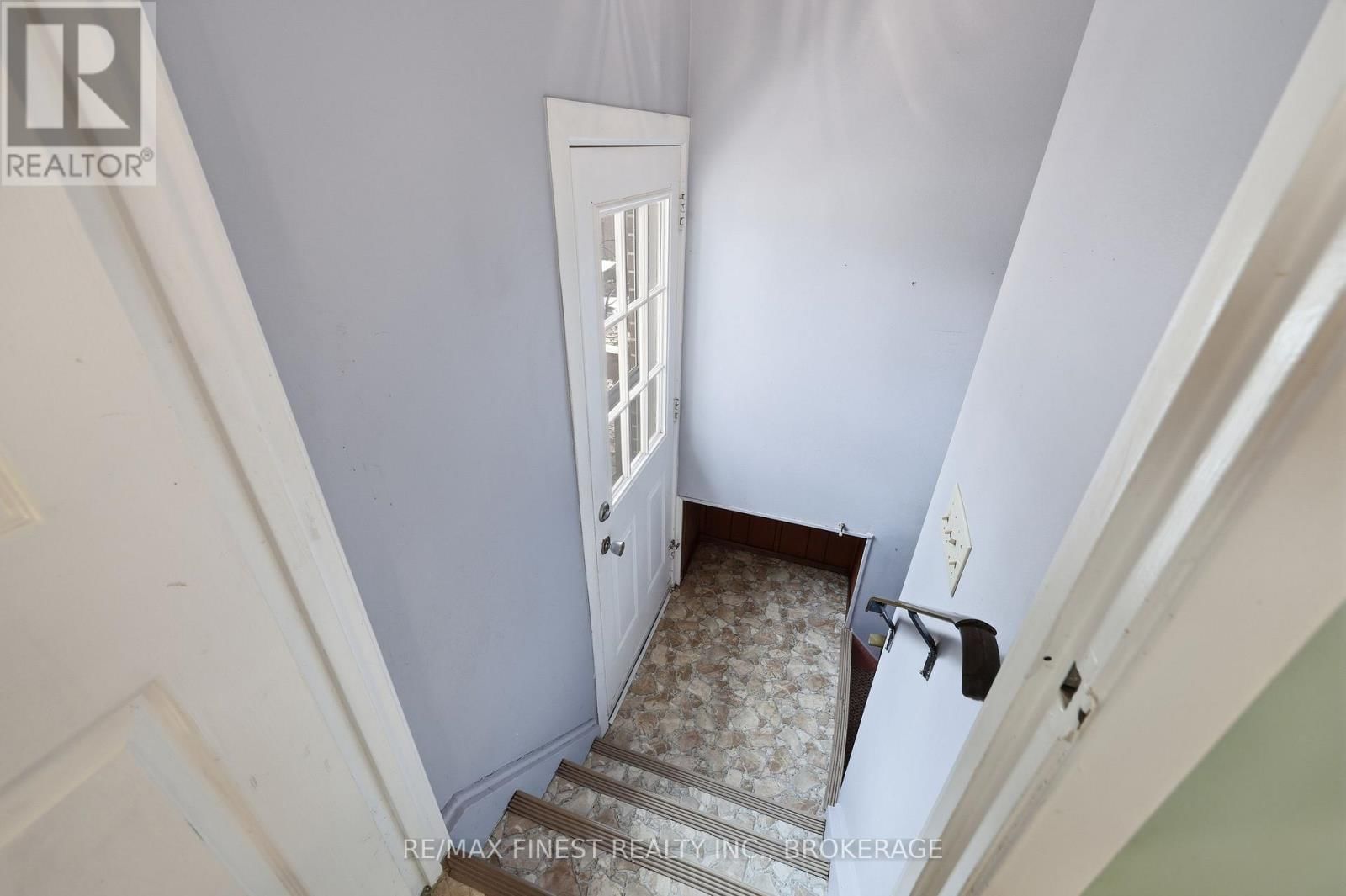 1076 LINCOLN DRIVE Image 36