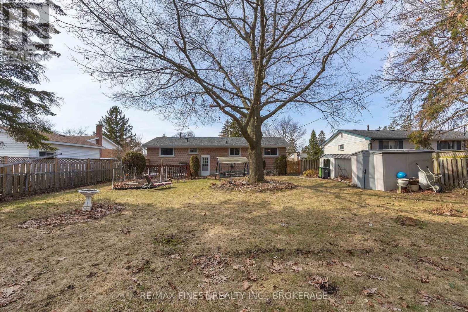 1076 LINCOLN DRIVE Image 9