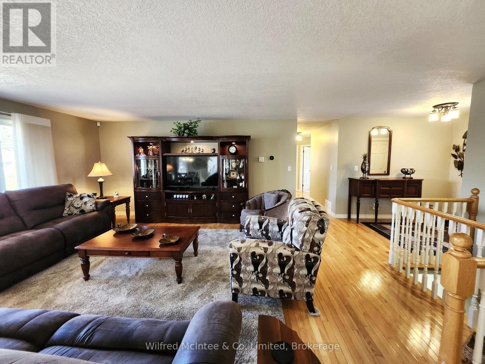 230 4TH STREET CRESCENT Image 9