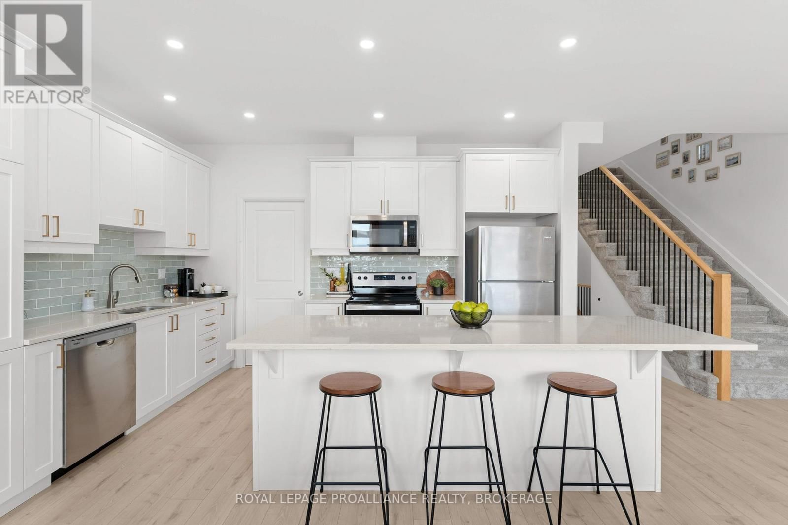 223 SUPERIOR DRIVE Image 13