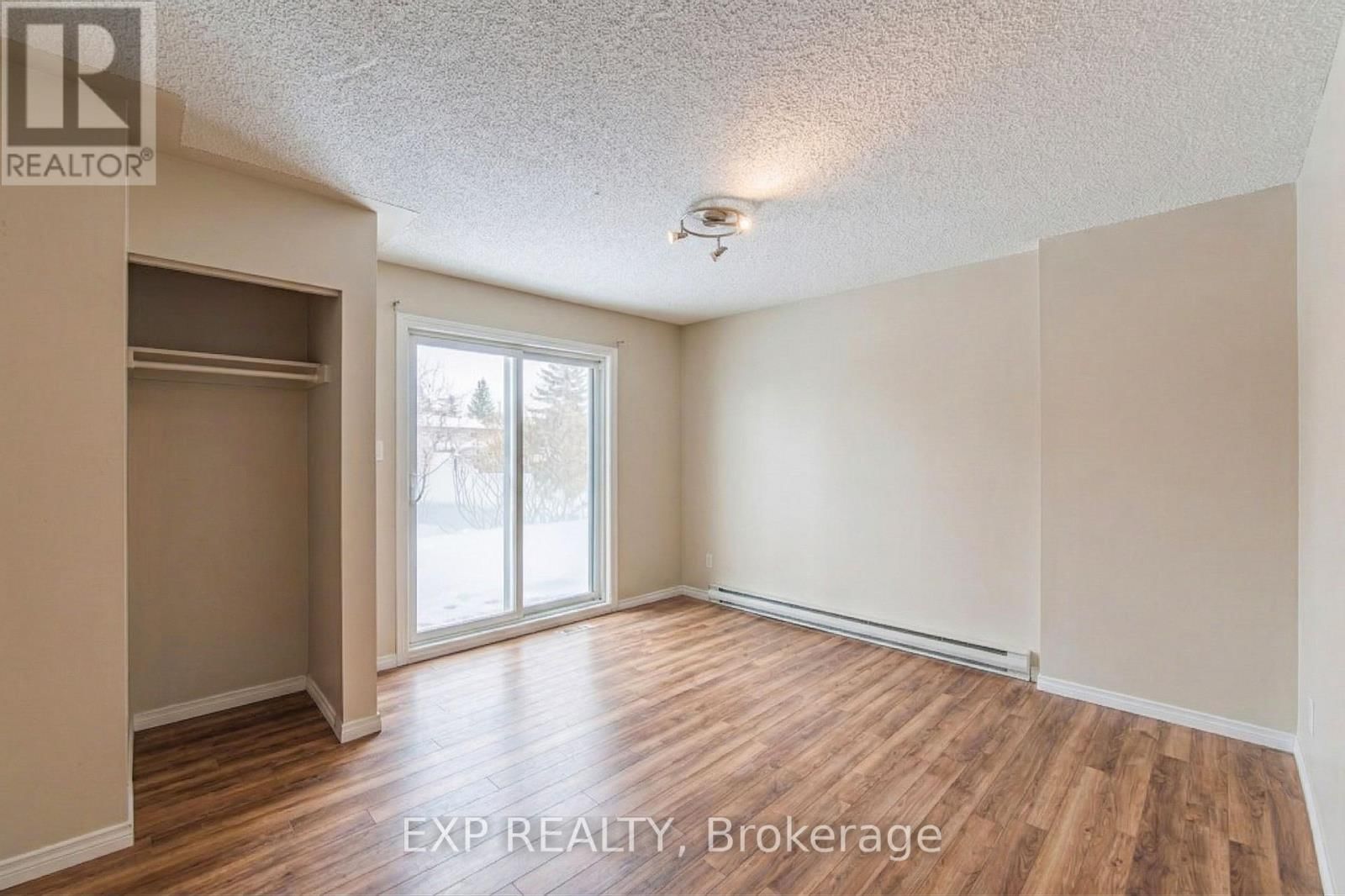 10 CASTLEGREEN PRIVATE Image 16