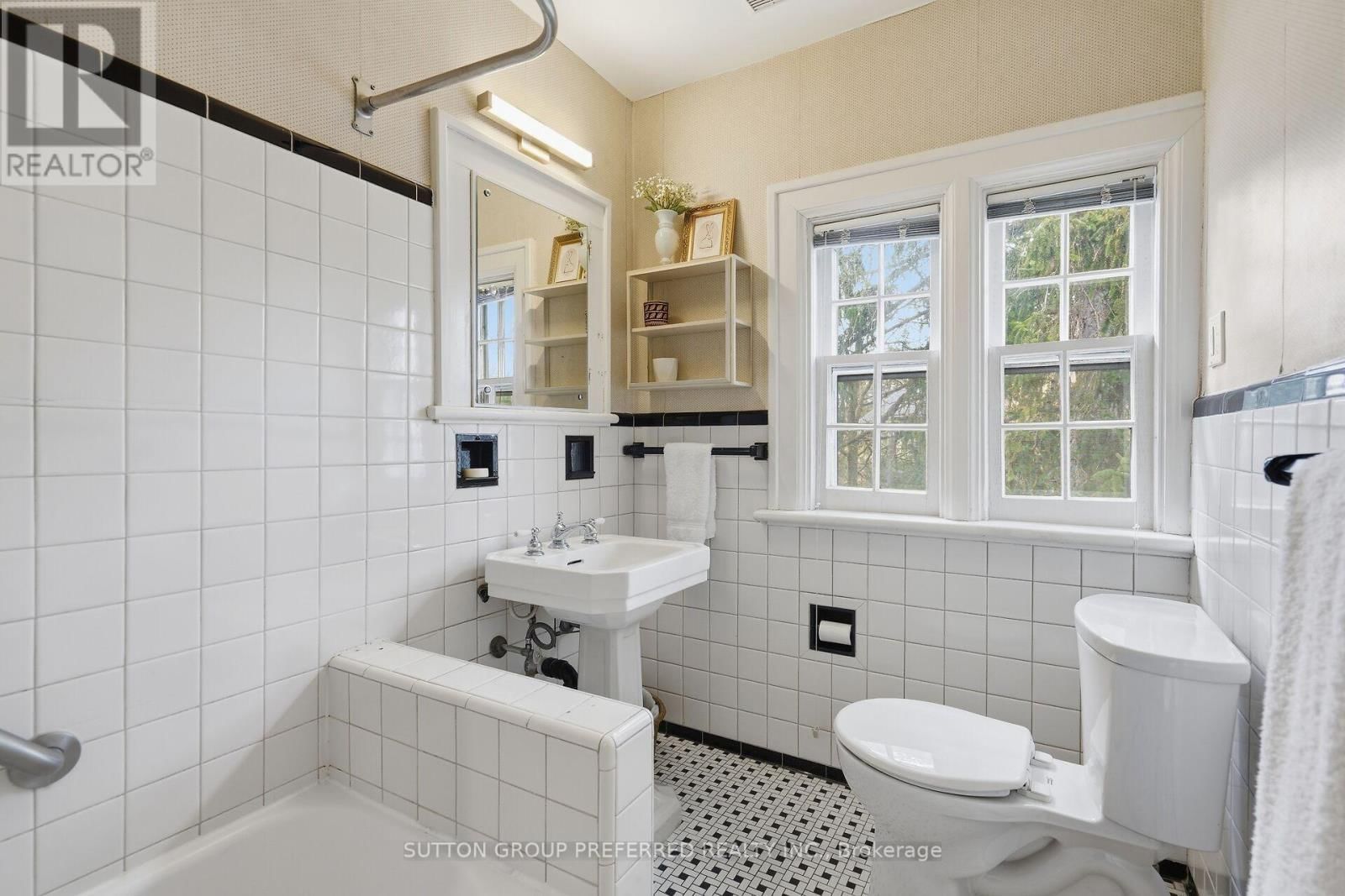 119 BASE LINE ROAD EAST Image 36