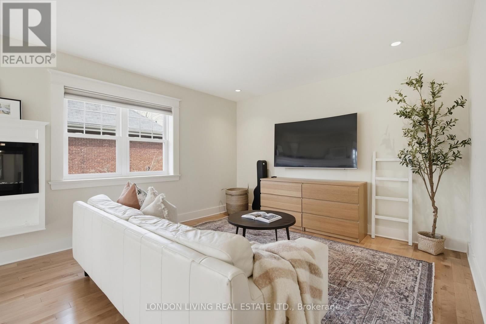 62 GERRARD STREET Image 25