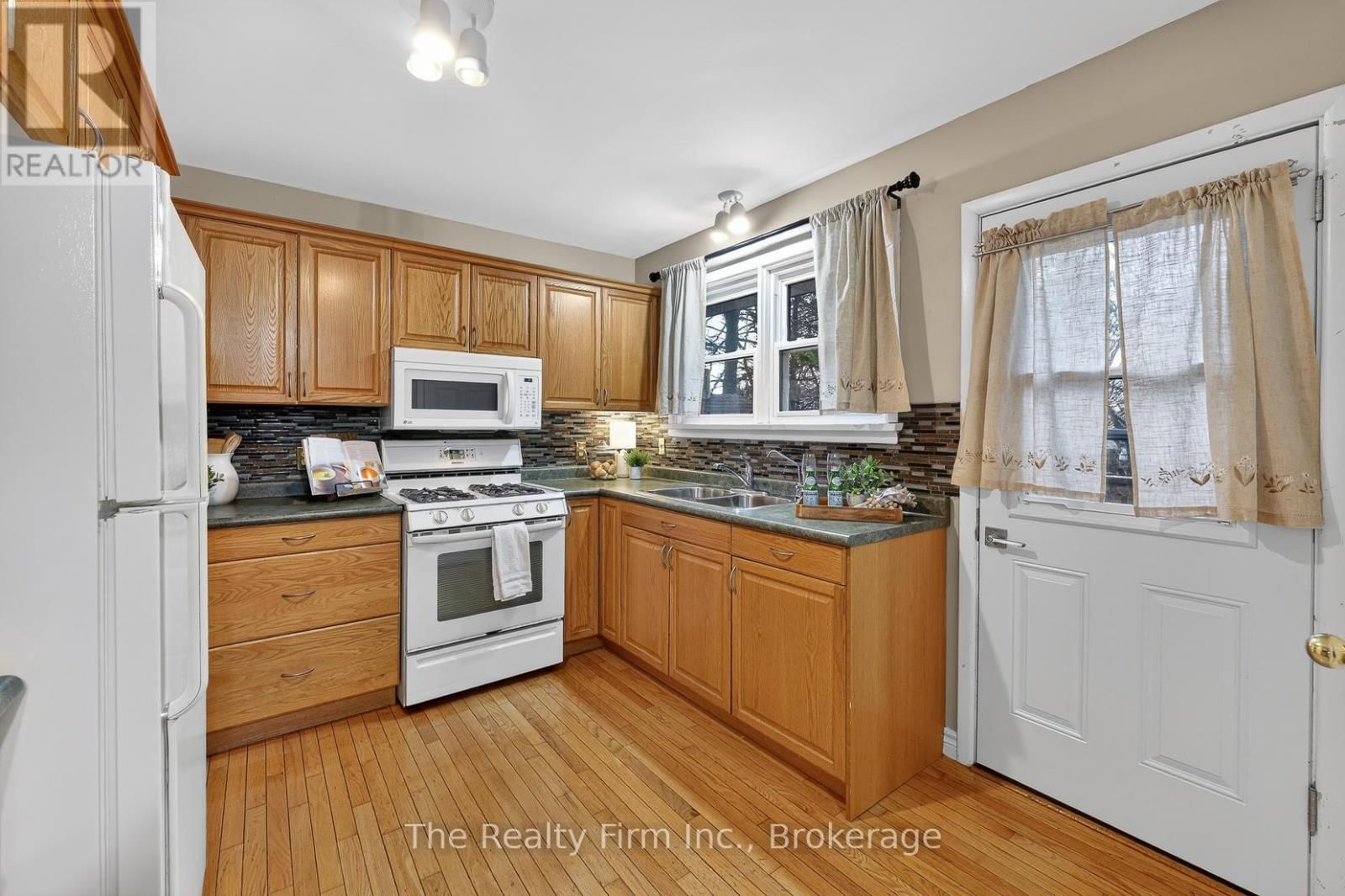 10 CHISHOLM DRIVE Image 18