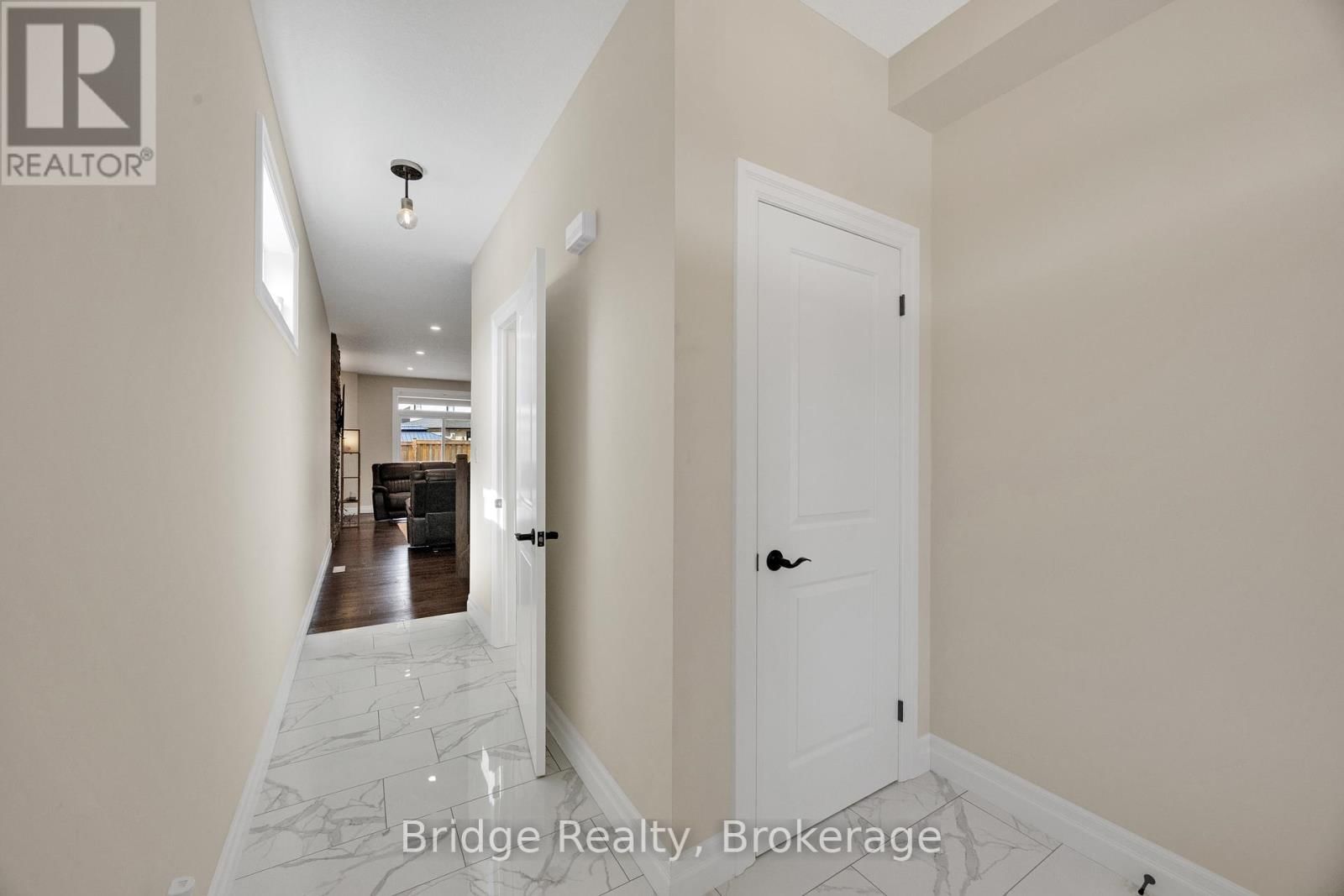 256 TAMARACK BOULEVARD Image 5