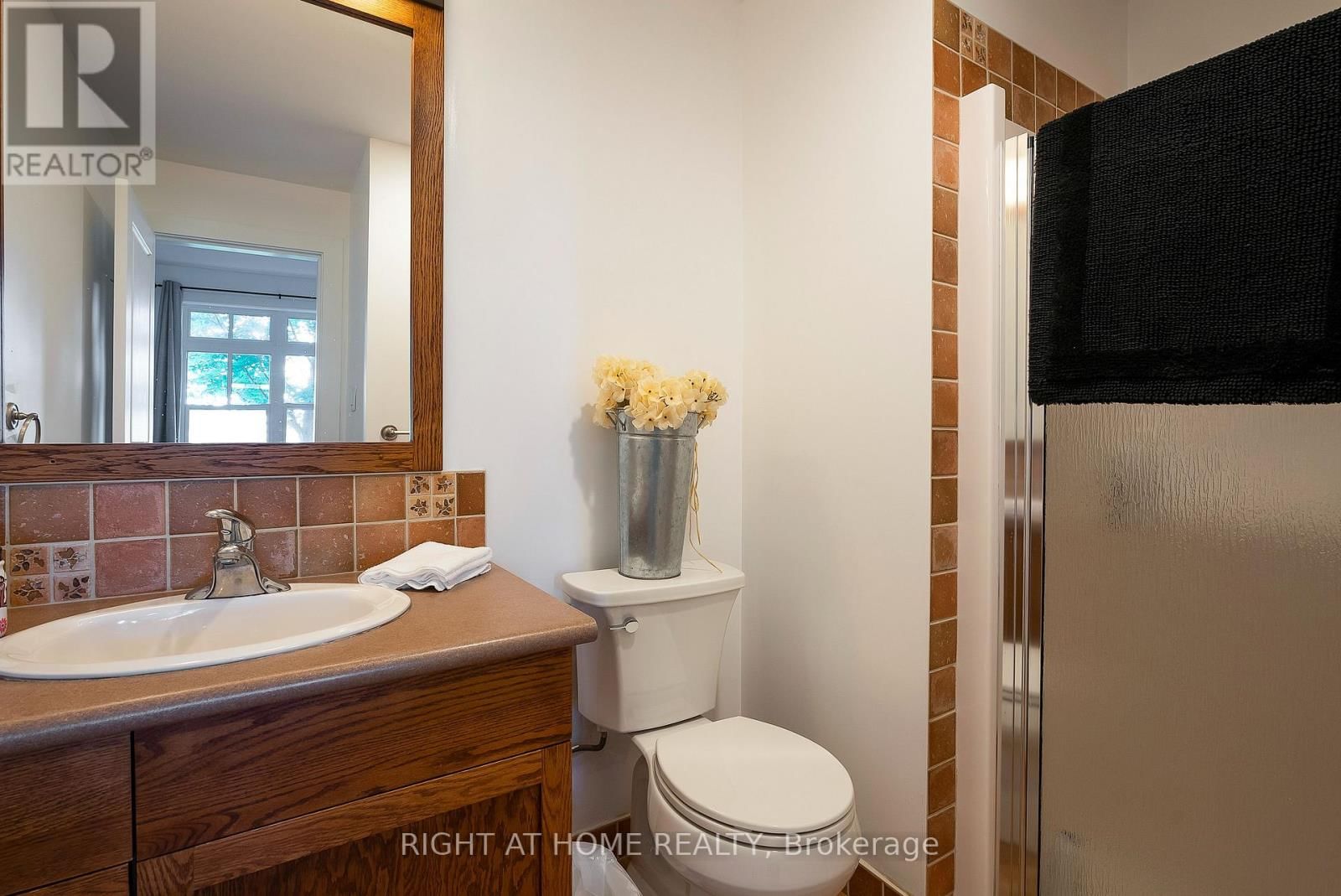 124 - 125 FAIRWAY COURT Image 12