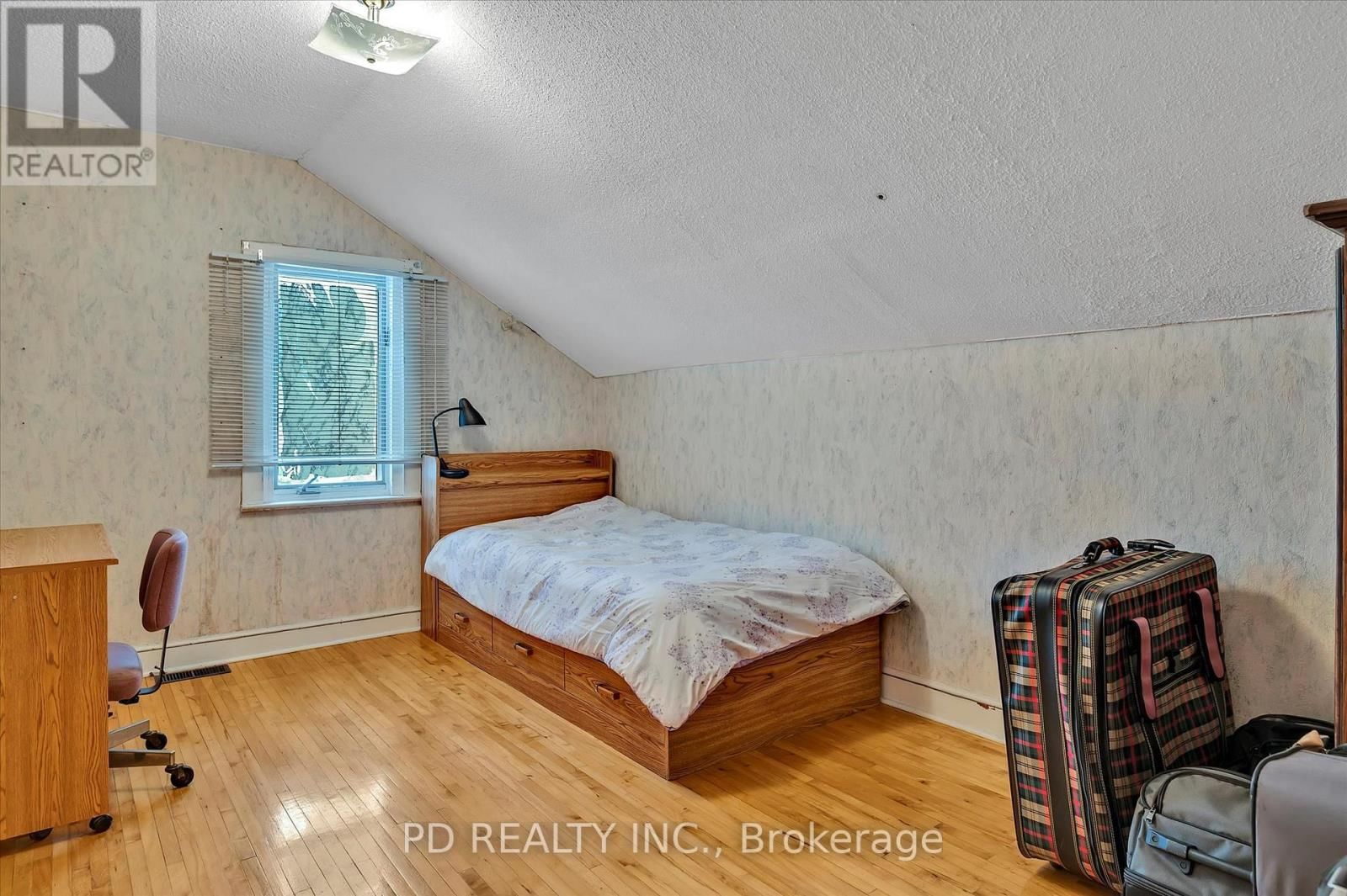 2449 QUEEN MARY STREET Image 42