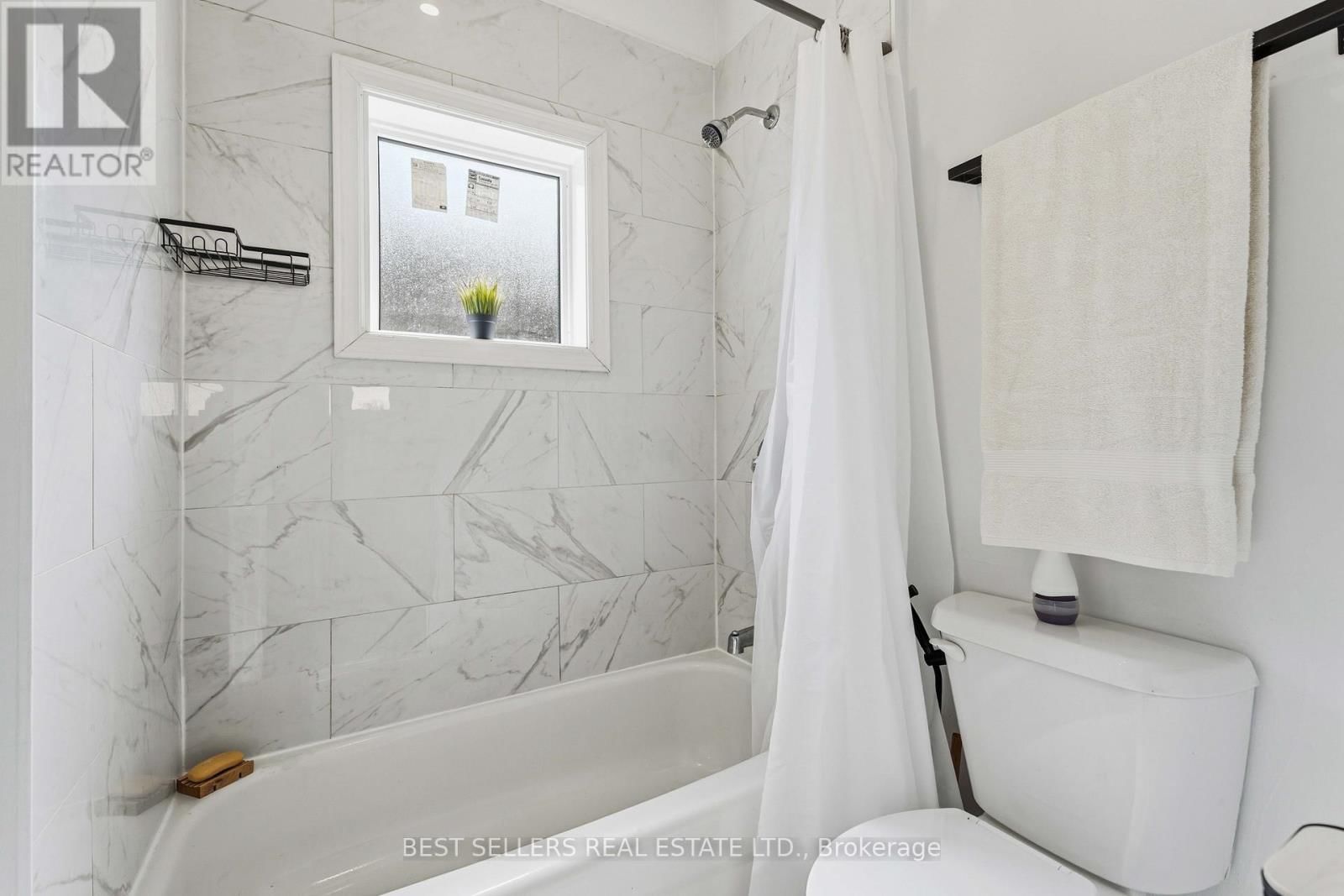 300 EAST AVENUE NORTH Image 14