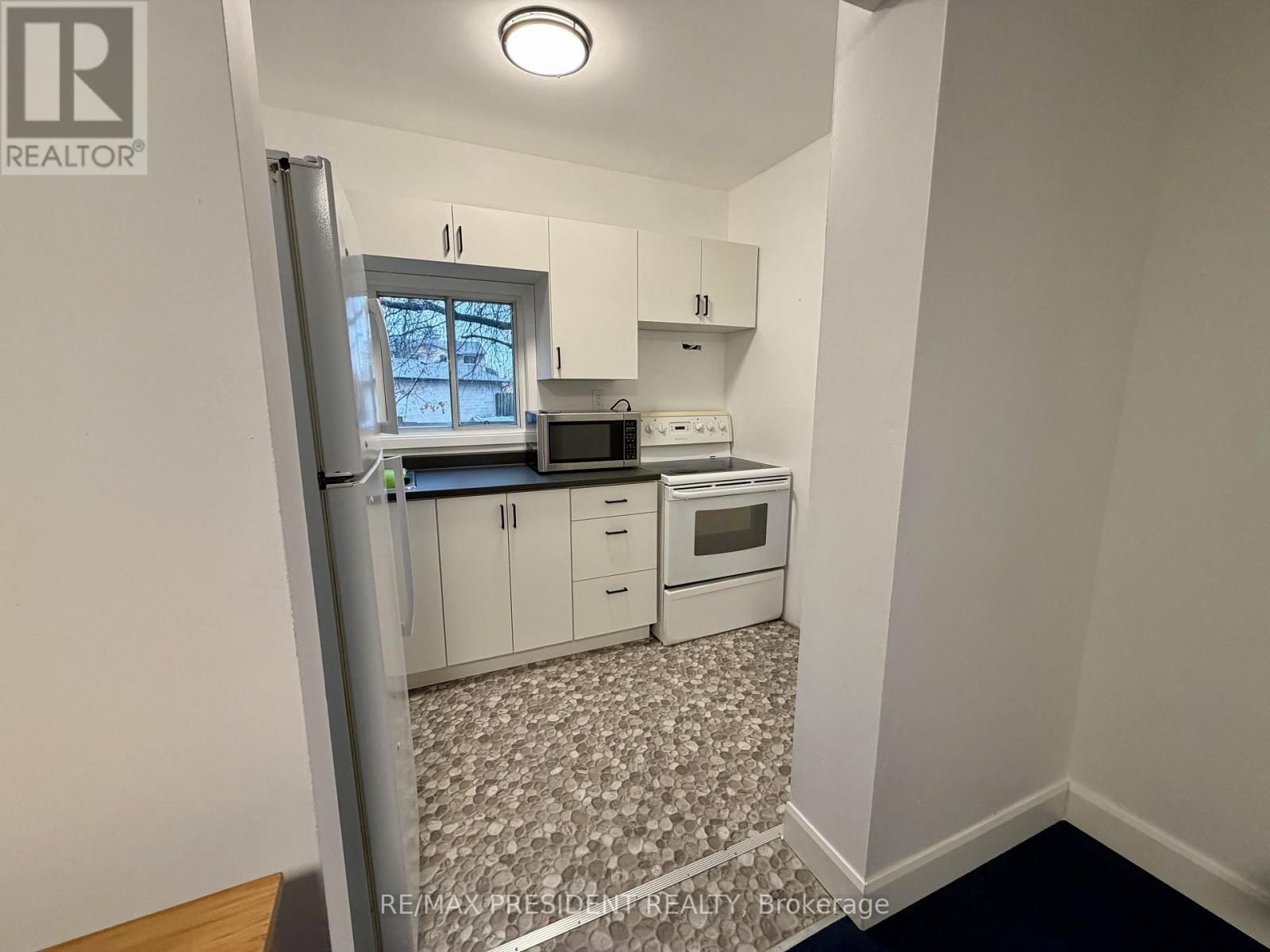 37 BOND STREET SOUTH Image 5