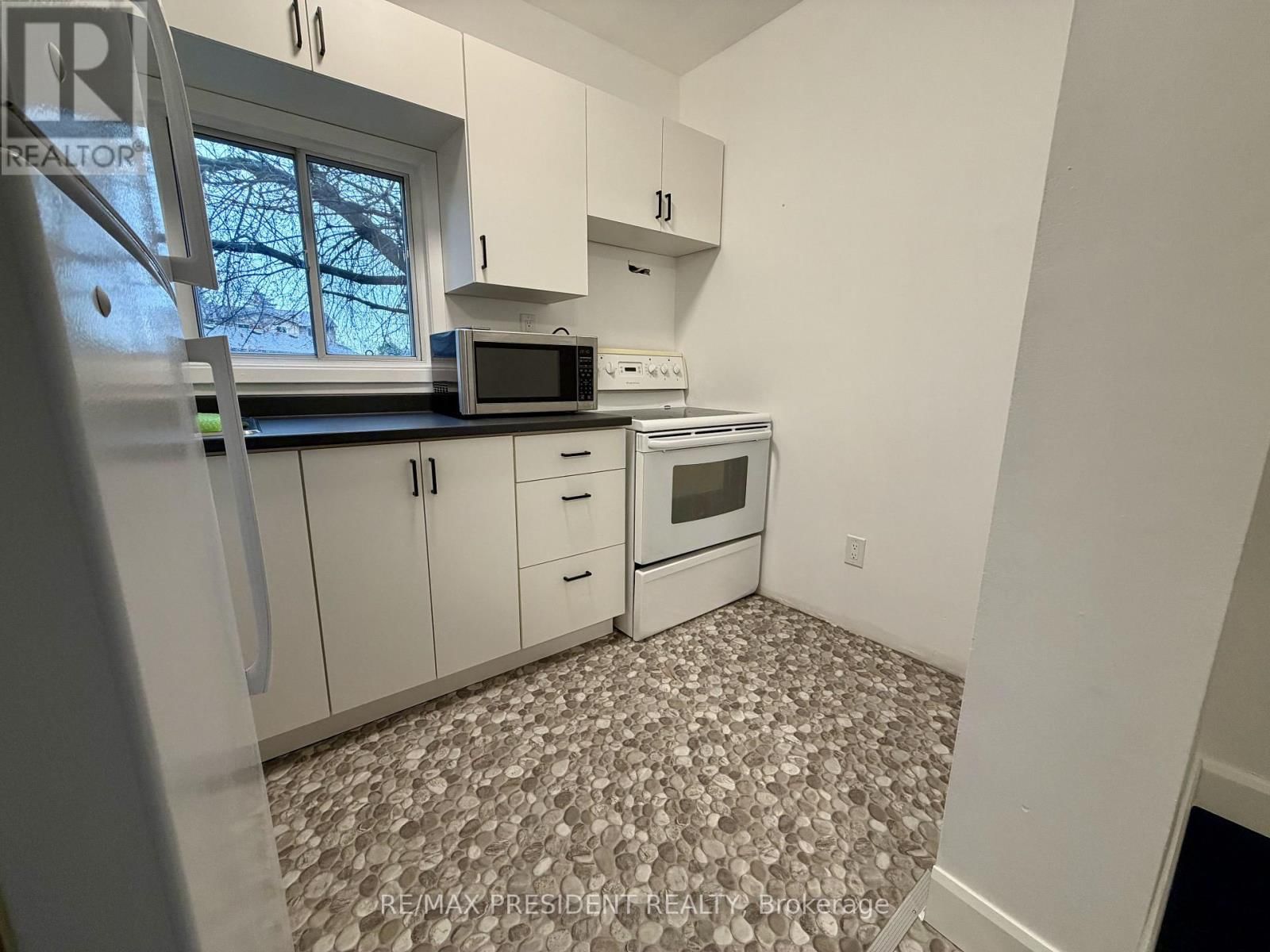 37 BOND STREET SOUTH Image 6