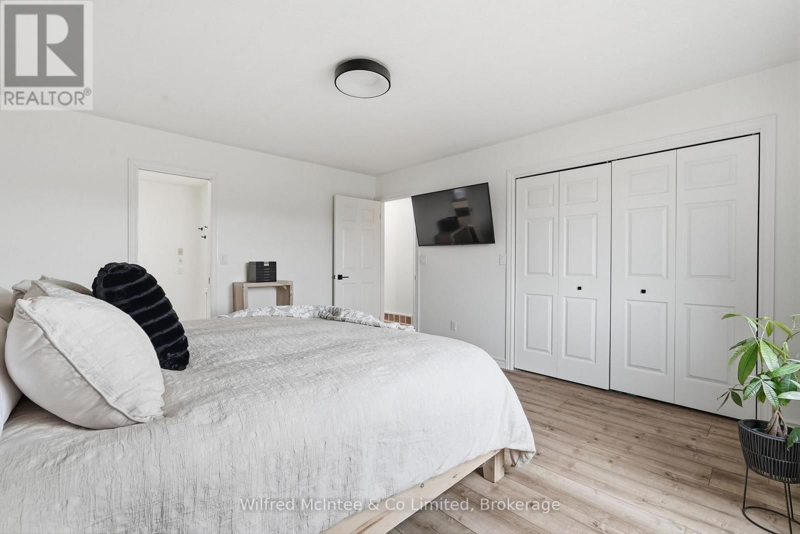 214 HINKS STREET Image 24