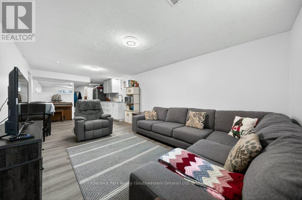 113 SANDERSON DRIVE Image 38