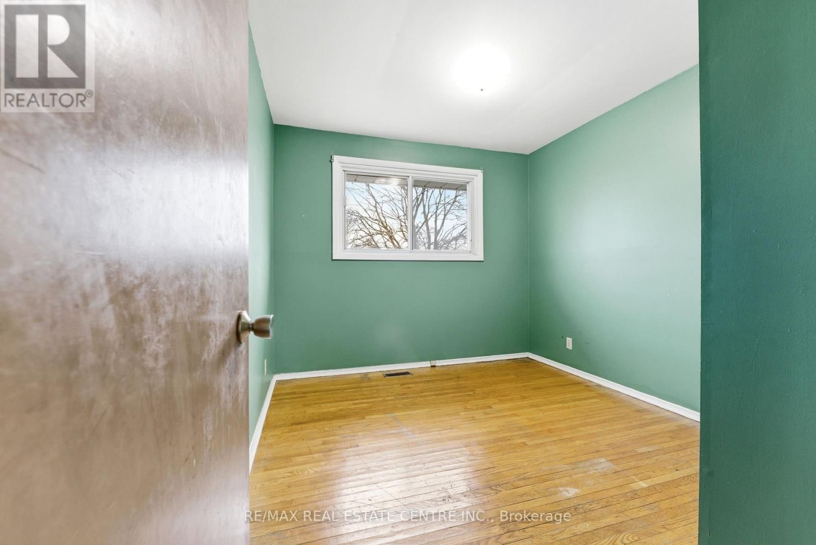 640 BRIDGE STREET EAST Image 22