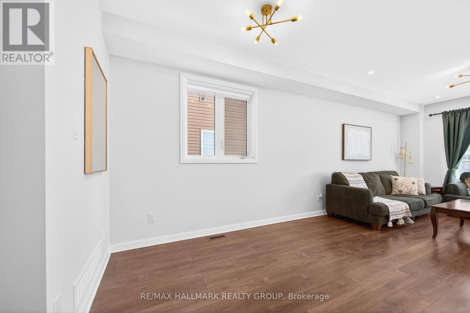 562 CLEMENCY CRESCENT Image 3