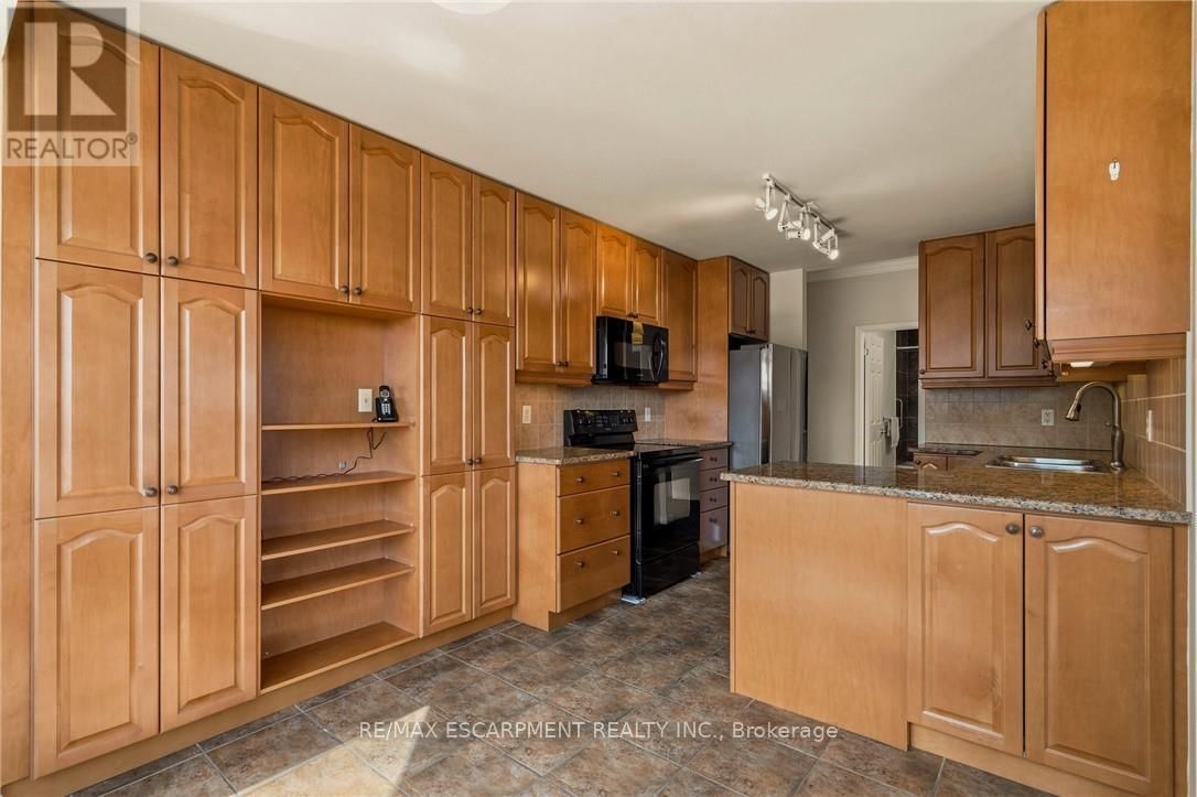 703 - 4000 CREEKSIDE DRIVE Image 12