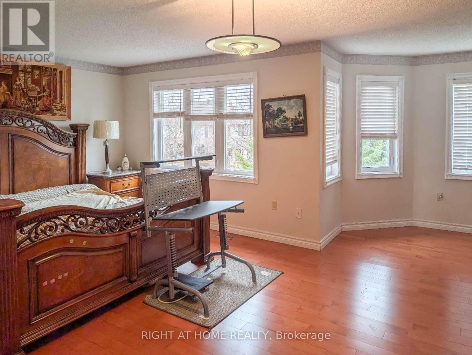 64 SPRINGFIELD BOULEVARD Image 13