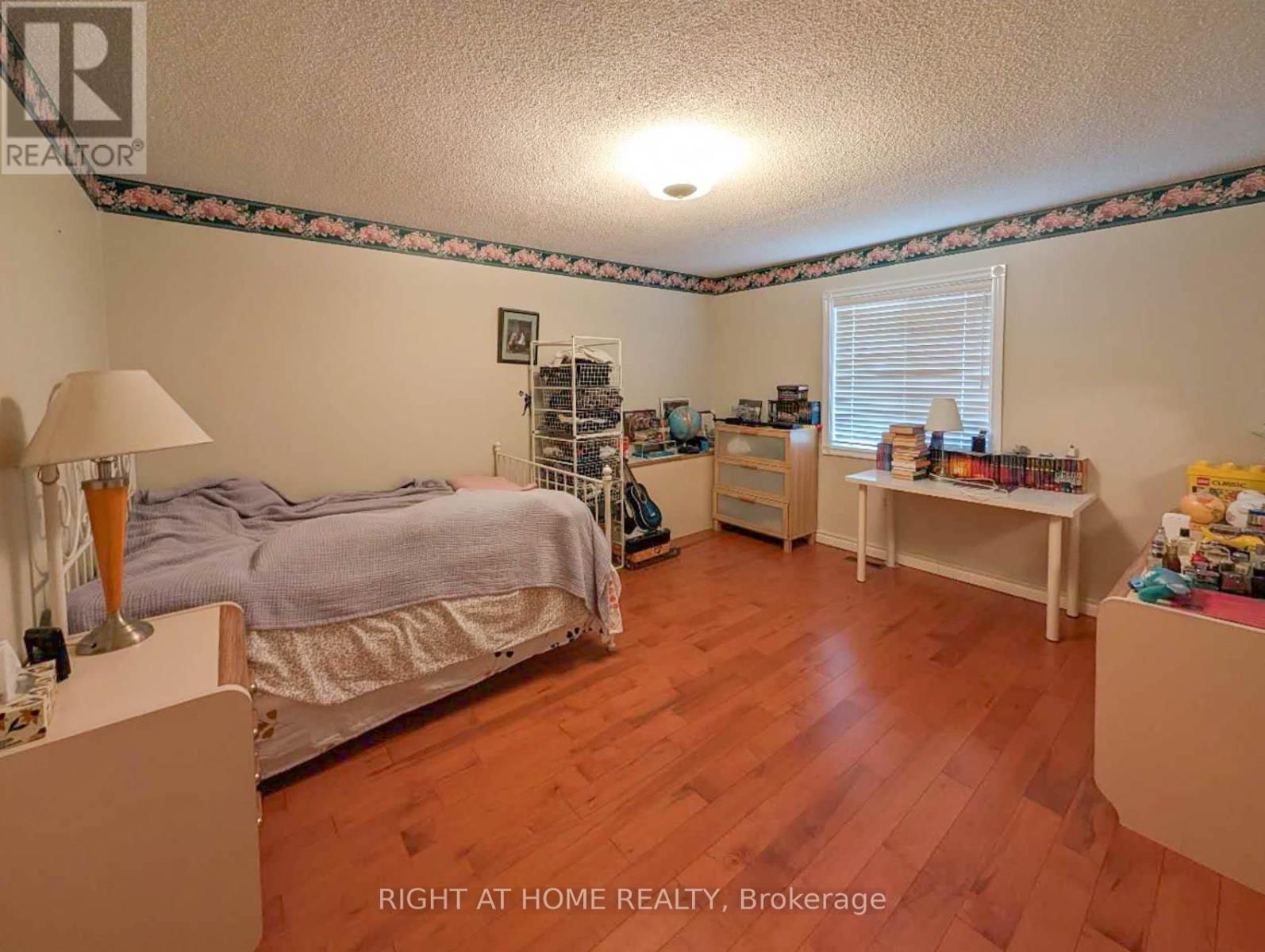 64 SPRINGFIELD BOULEVARD Image 15