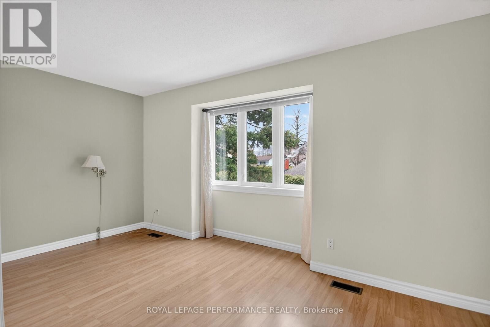 15 HALLOWELL COURT Image 24