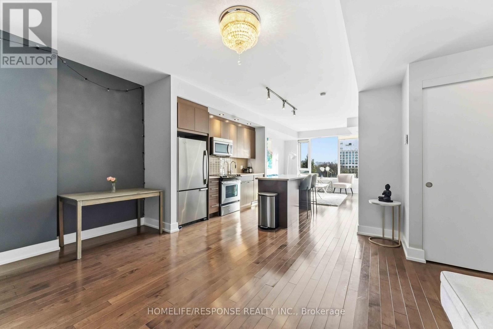 501 - 360 PATRICIA AVENUE Image 6