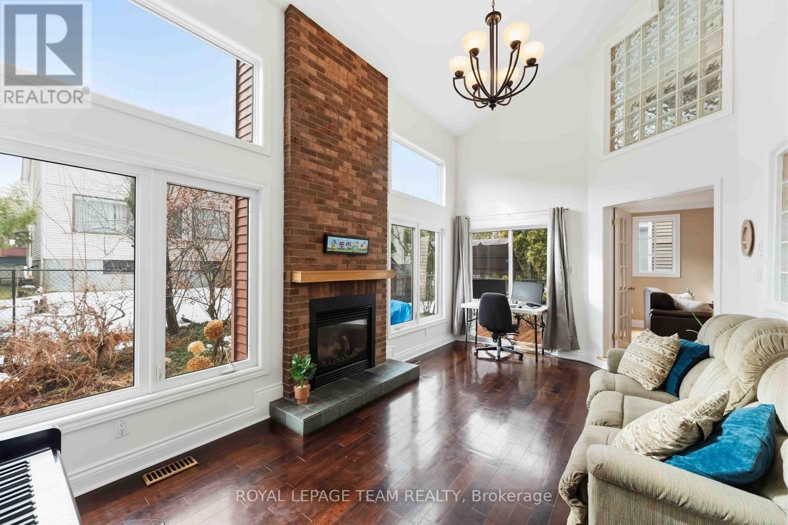 19 HACKETT STREET Image 12