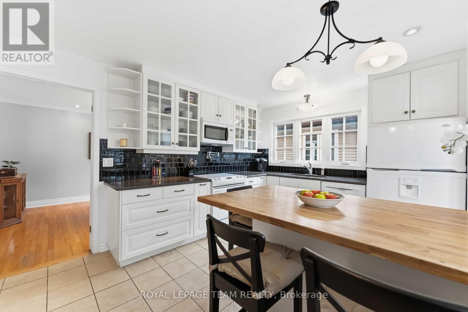 19 HACKETT STREET Image 16