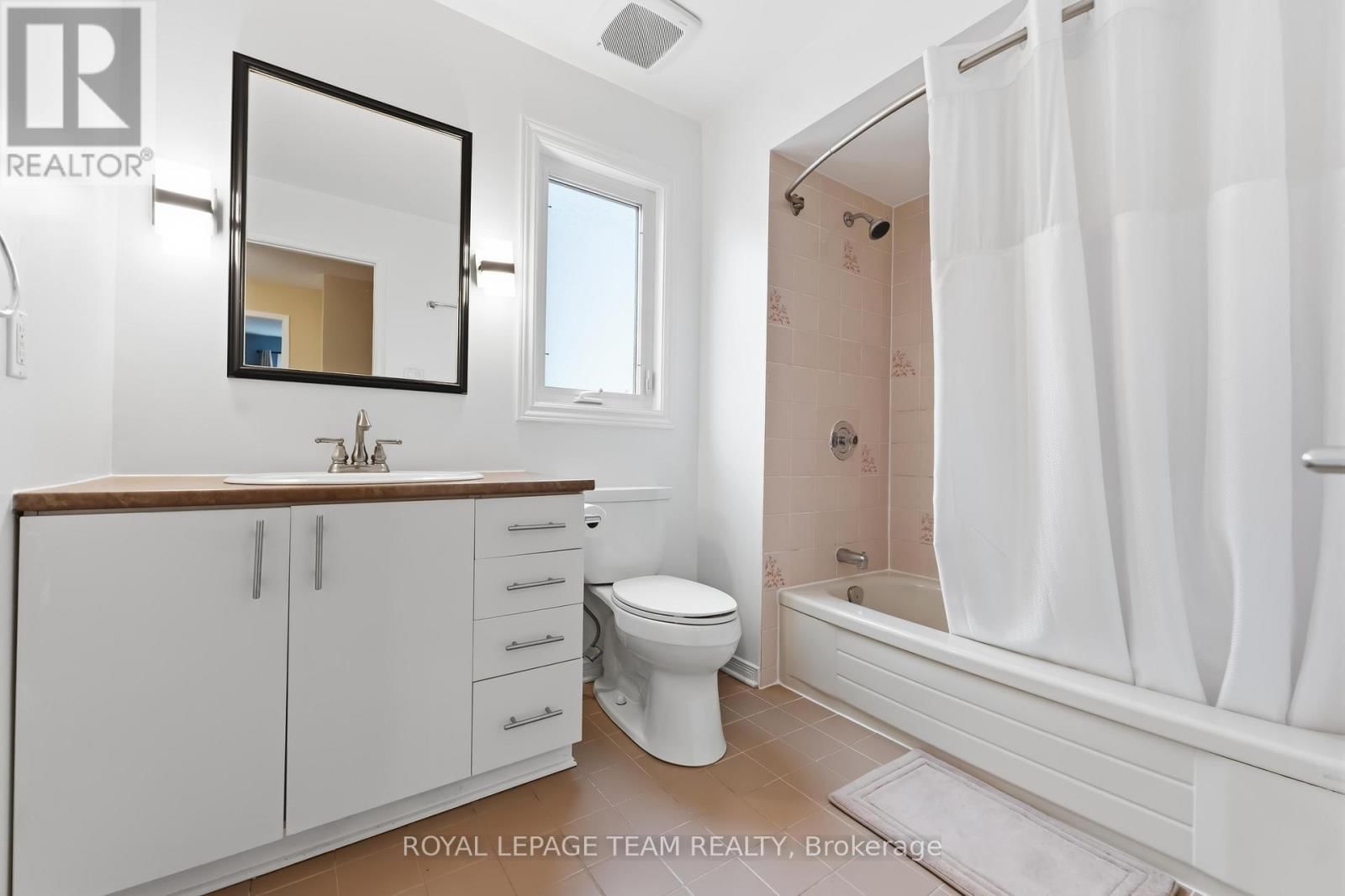 19 HACKETT STREET Image 29