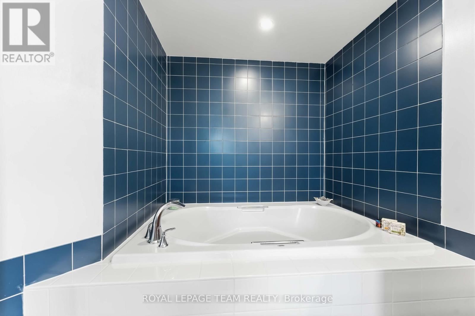 19 HACKETT STREET Image 34