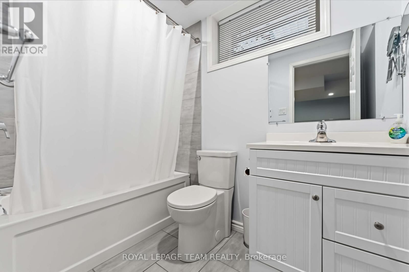 19 HACKETT STREET Image 37