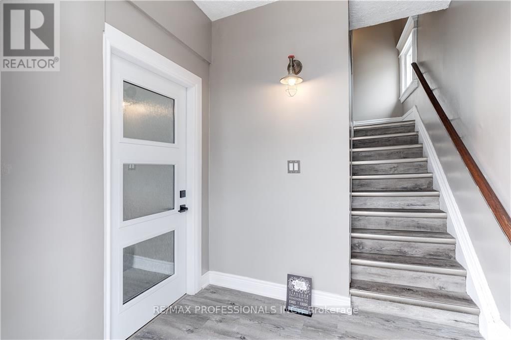 285 HESS STREET SOUTH Image 4