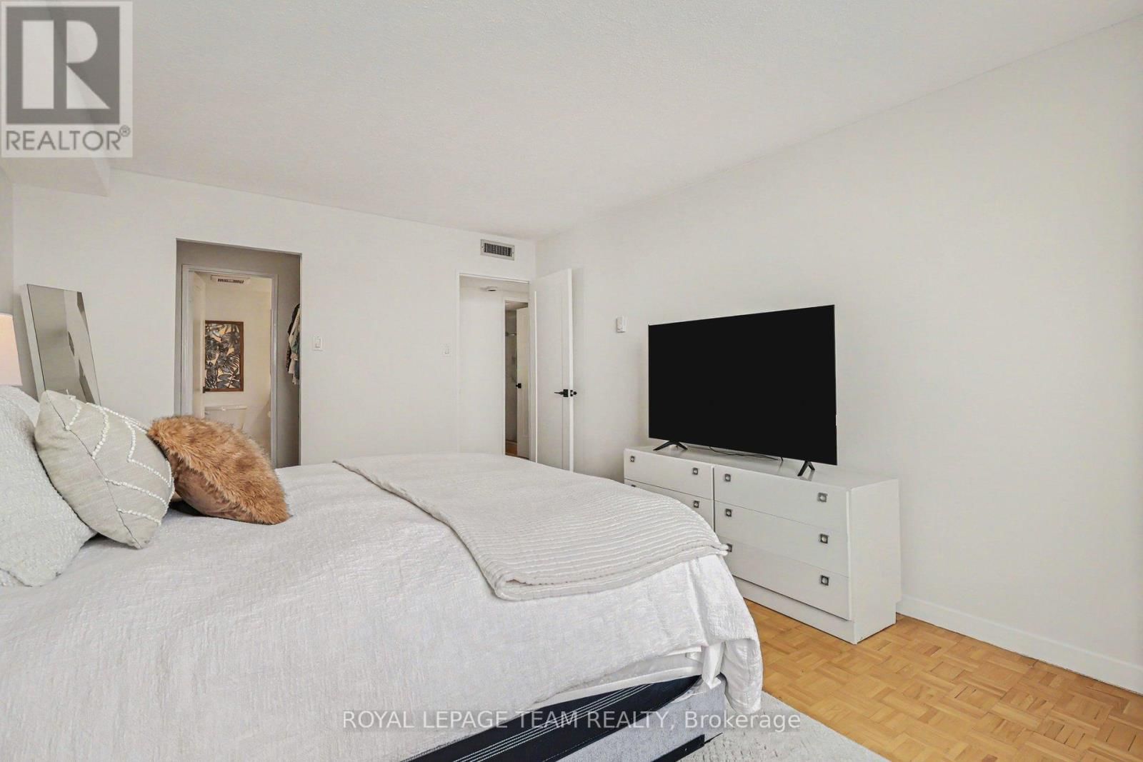 1701 - 20 THE DRIVEWAY Image 19