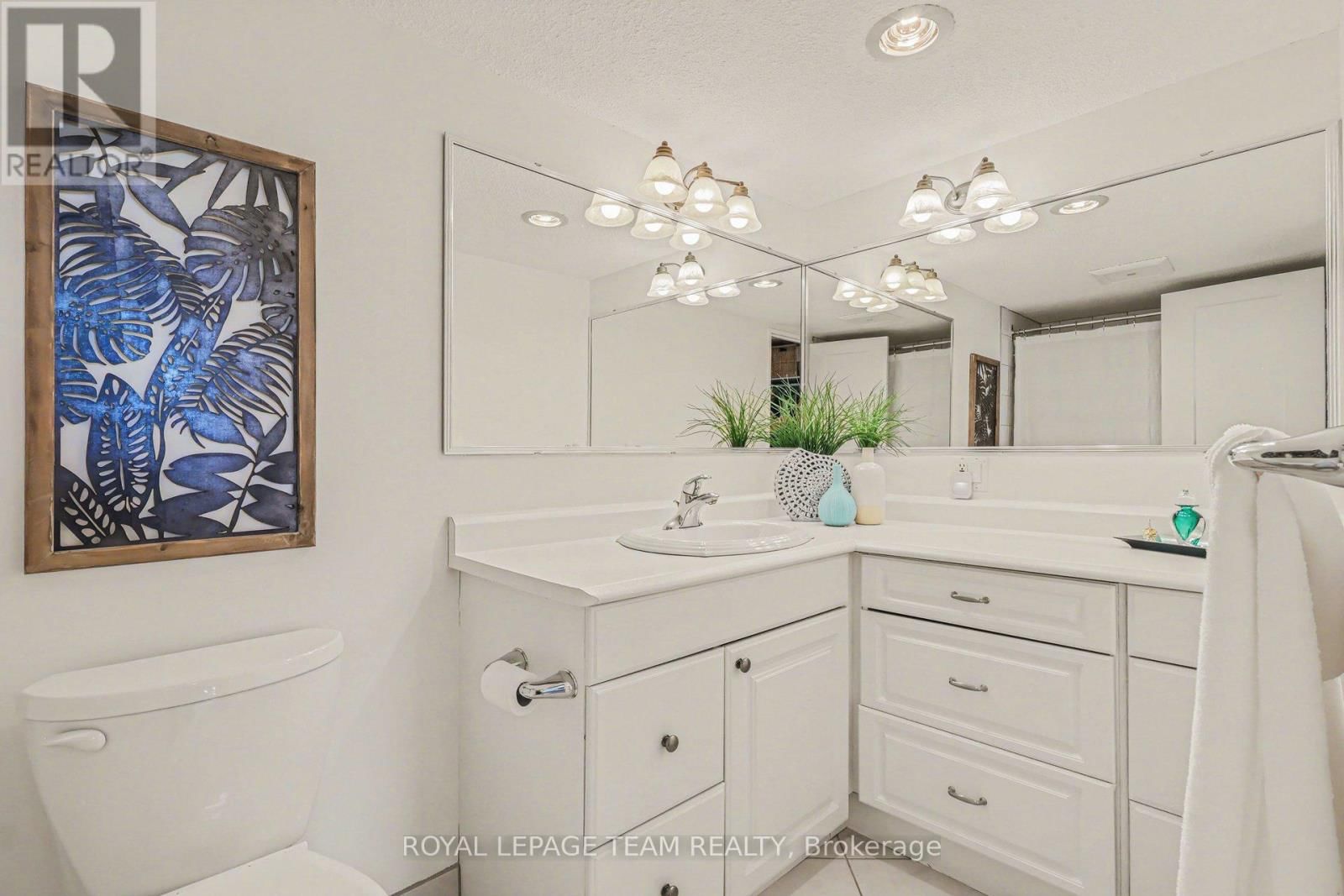 1701 - 20 THE DRIVEWAY Image 22