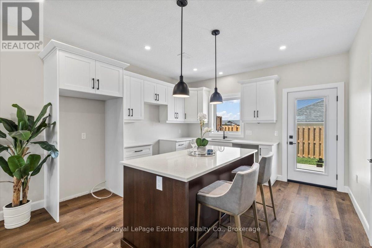 54 - 1071 WATERLOO STREET NORTH Image 10