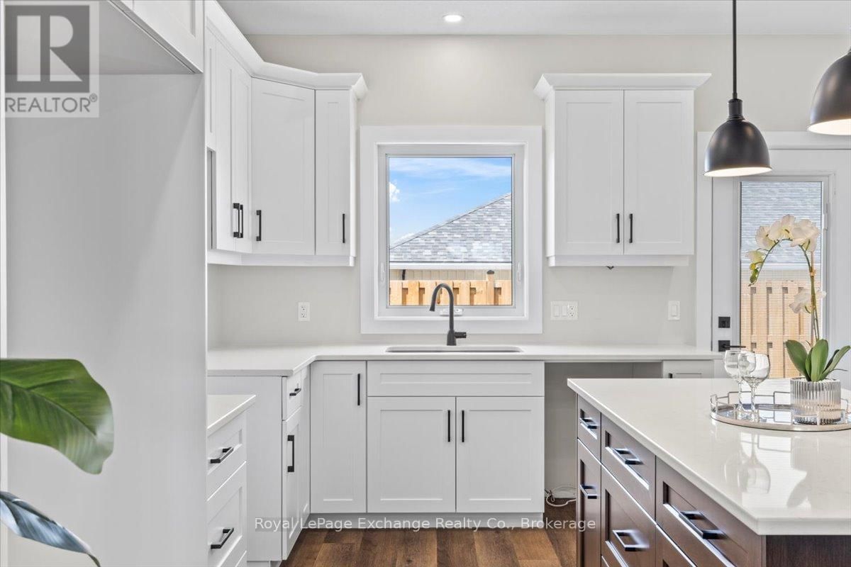 54 - 1071 WATERLOO STREET NORTH Image 11