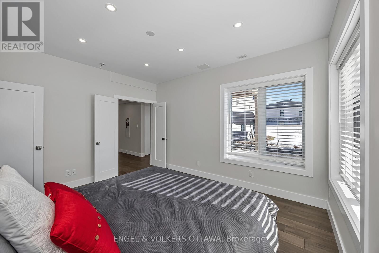 19 SYNERGY WAY Image 32