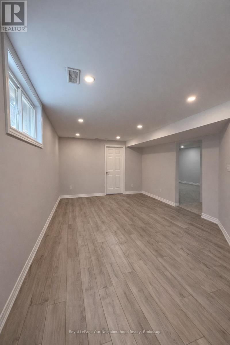 5 MCINTOSH CRESCENT WEST Image 21