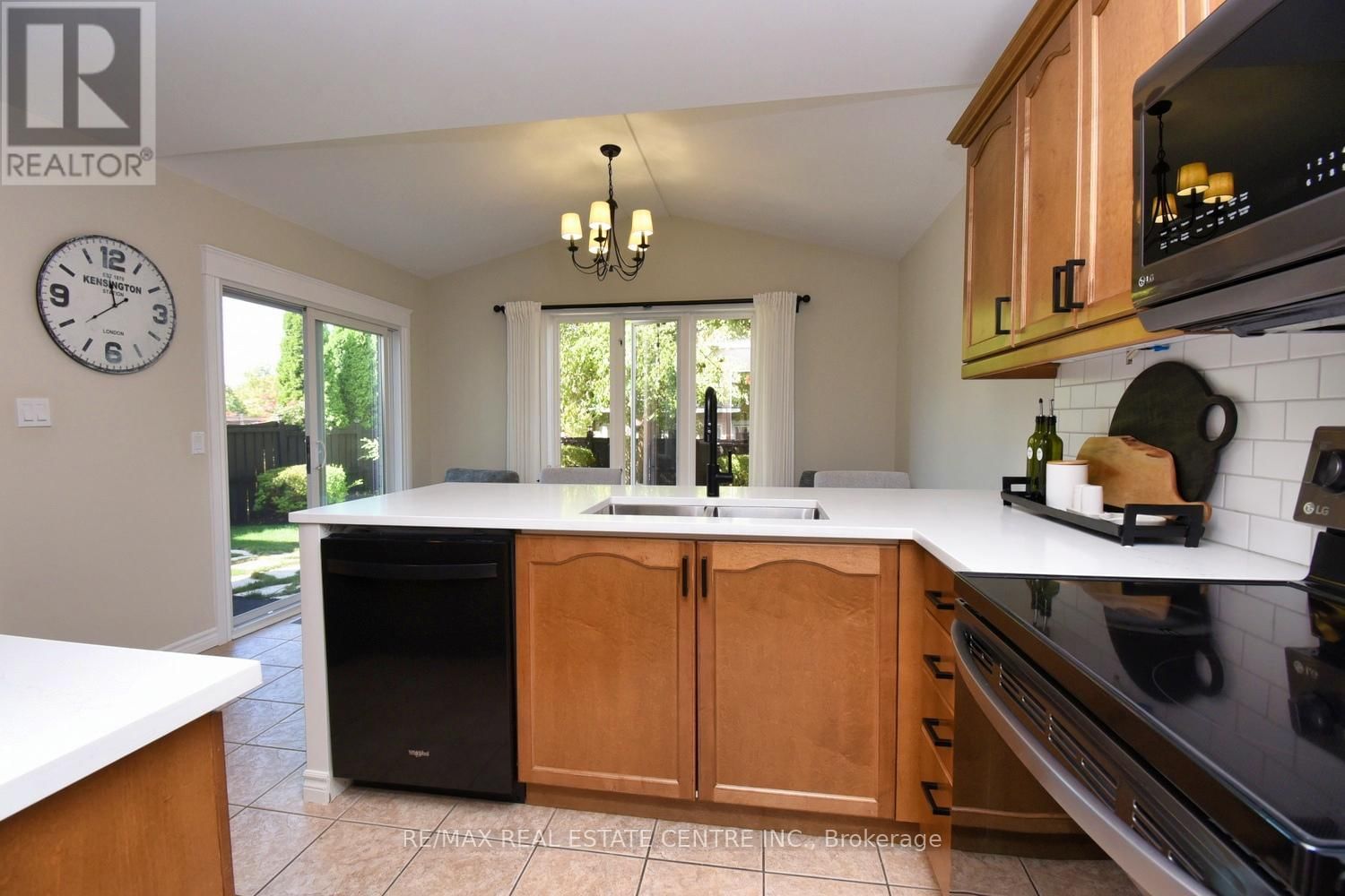 35 ERINGATE DRIVE Image 25