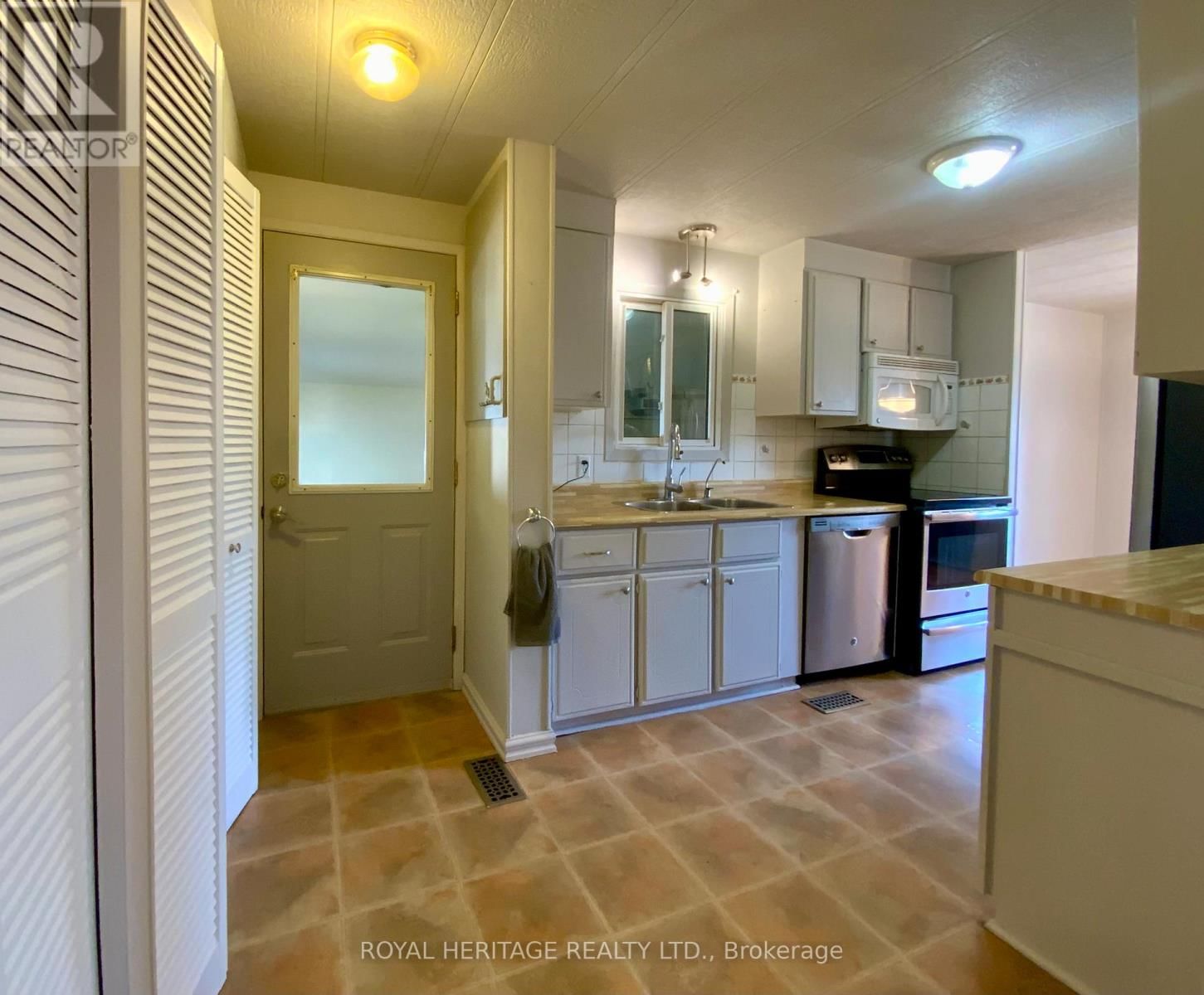 39 CIRCLE DRIVE Image 17