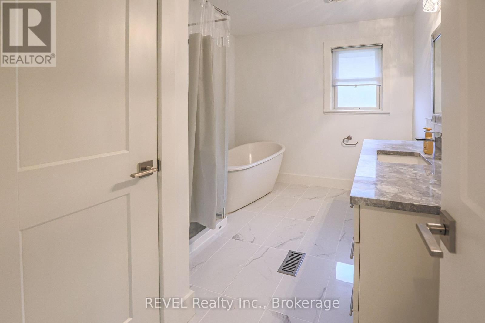 325 GRANTHAM AVENUE Image 13