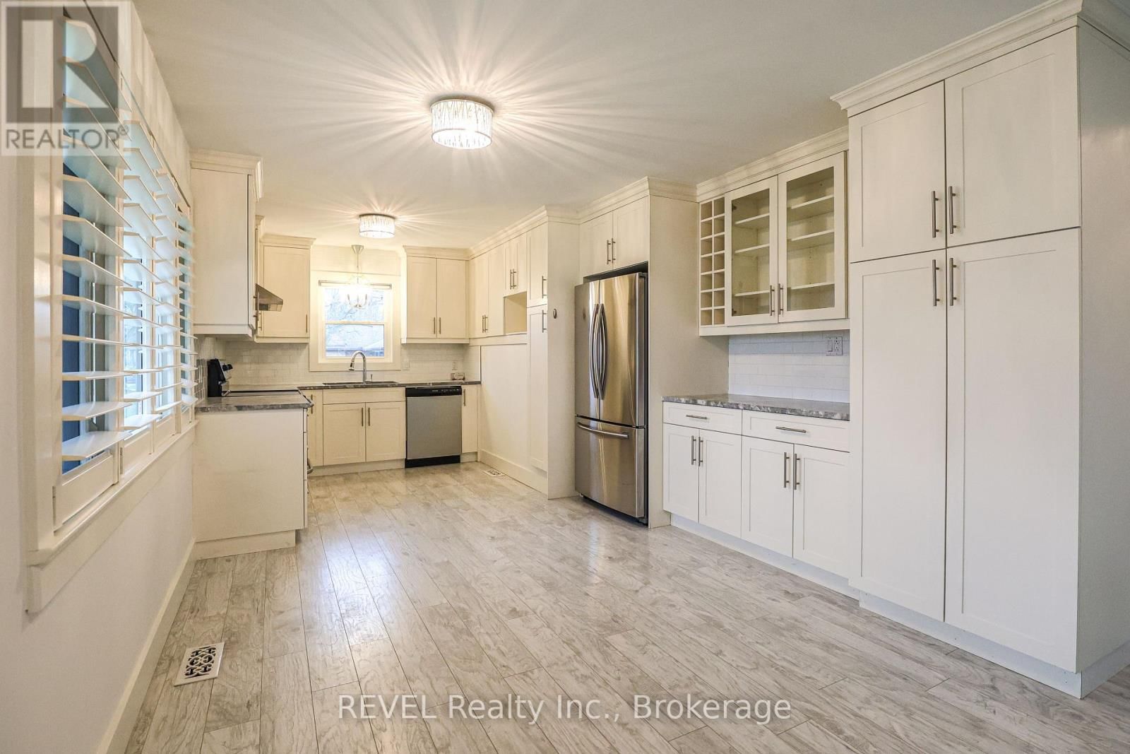 325 GRANTHAM AVENUE Image 9