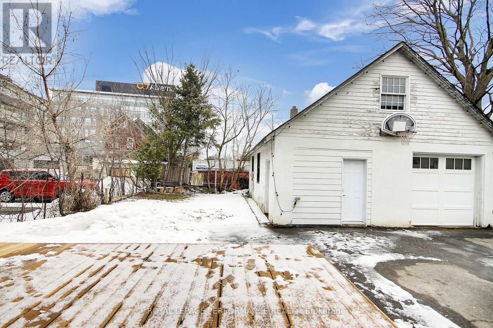 345 TWEEDSMUIR AVENUE Image 18