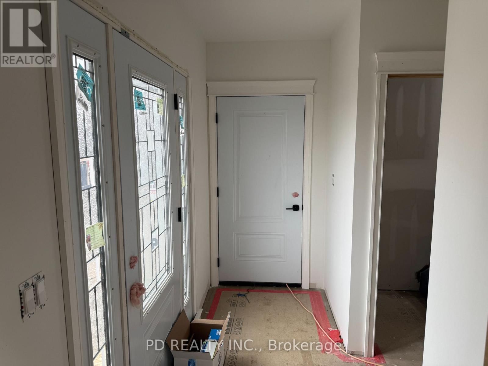 2467 QUEEN MARY STREET Image 18