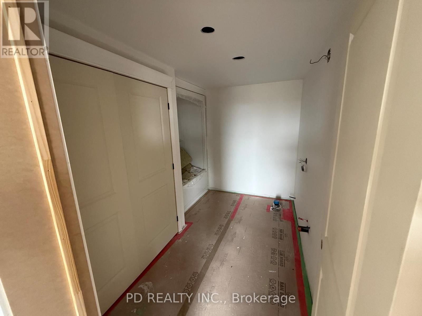 2467 QUEEN MARY STREET Image 22