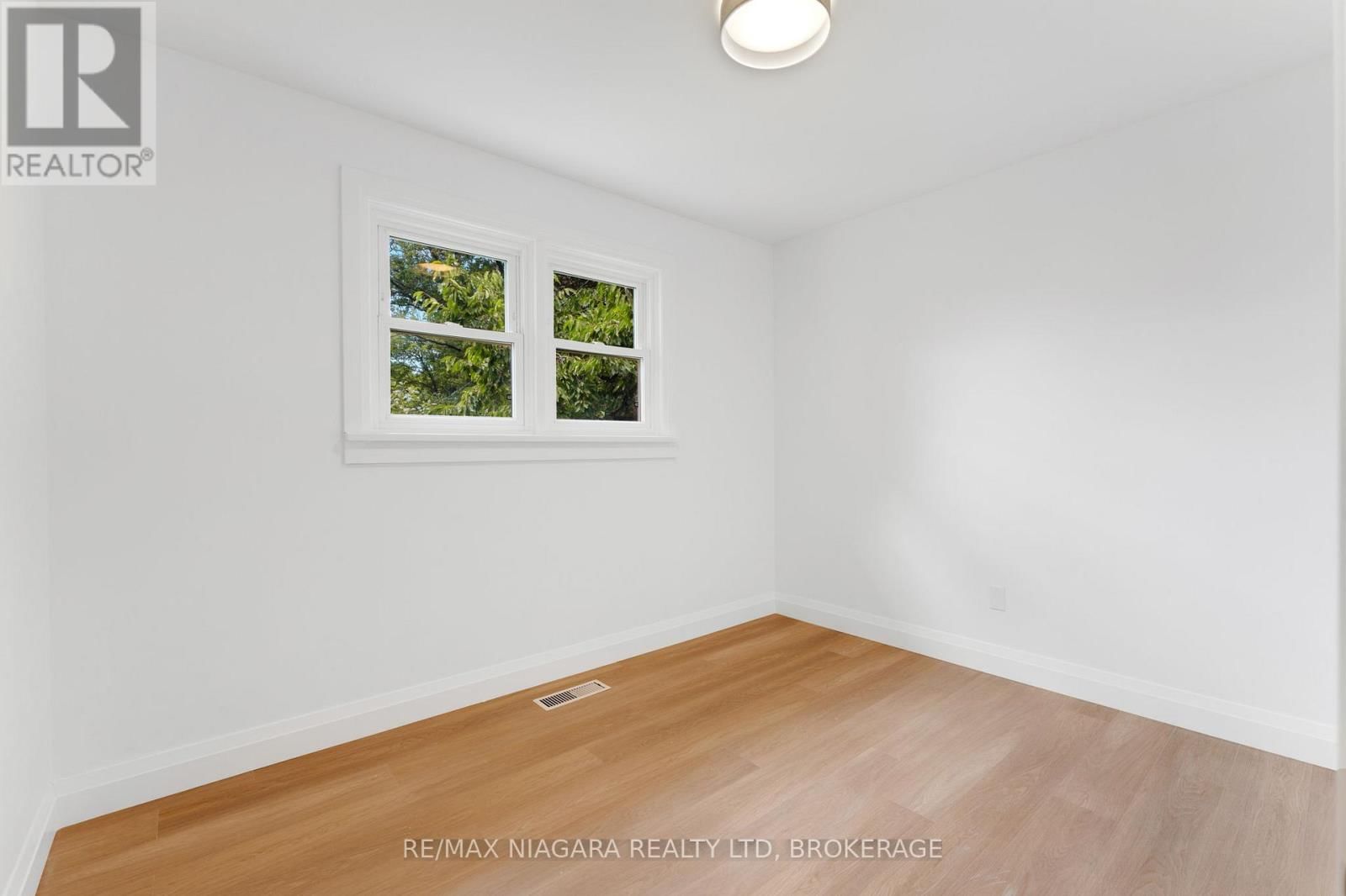 10 WEST HAMPTON ROAD Image 19