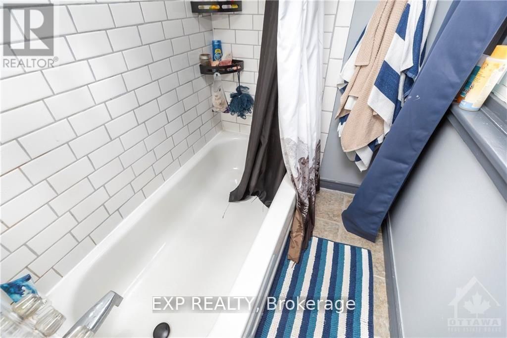 B - 211 HARRIET STREET Image 14