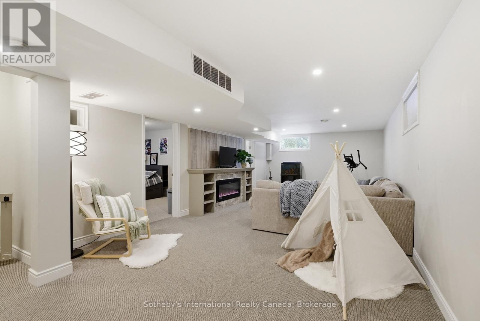 1099 DAVIS DRIVE Image 26