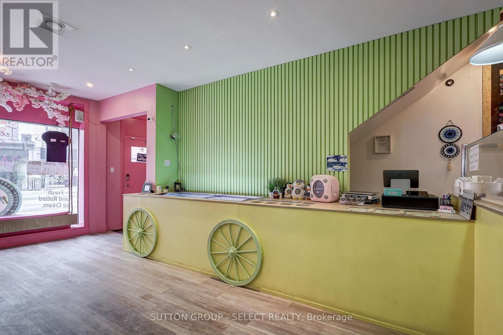 484 RICHMOND STREET Image 14