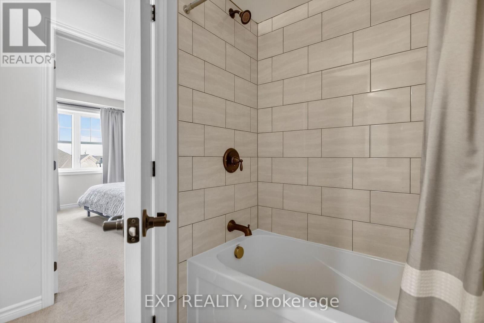 549 ENSATINA CRESCENT Image 31