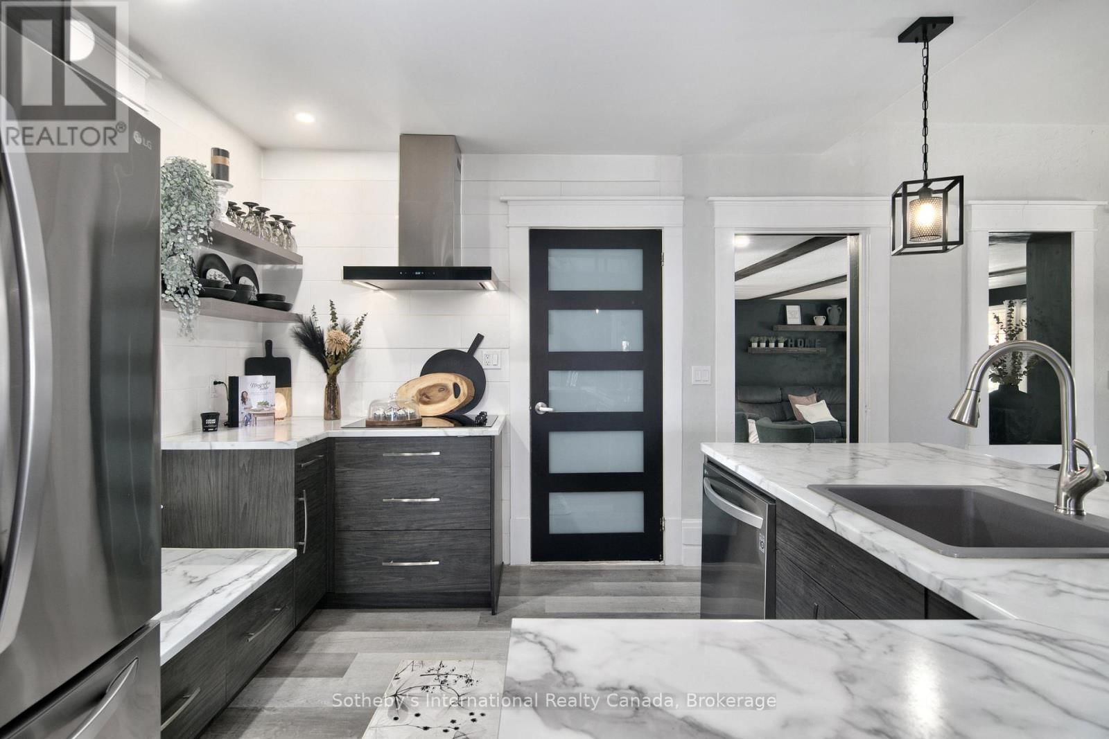 137840 GREY 12 ROAD Image 15