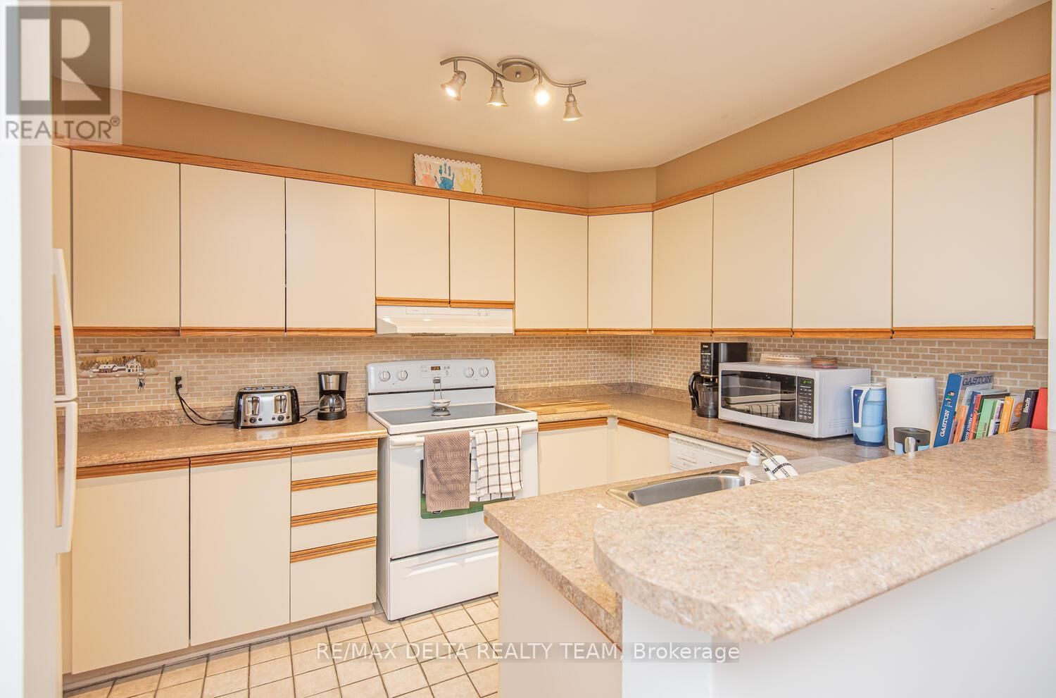 207 - 475 CANTEVAL TERRACE Image 13