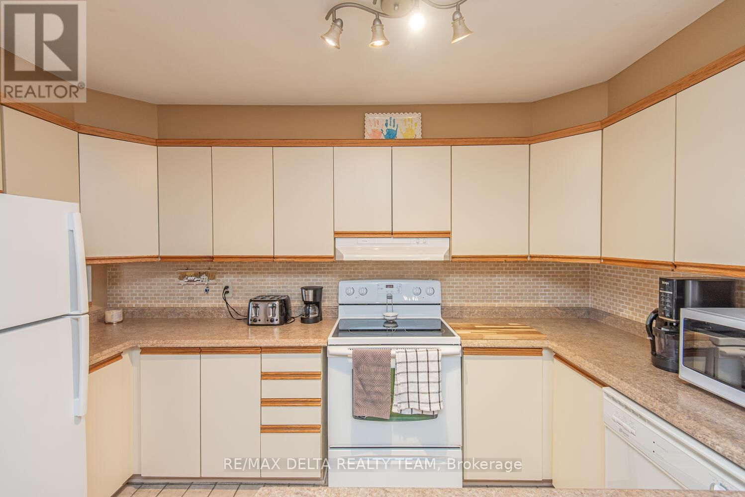 207 - 475 CANTEVAL TERRACE Image 14